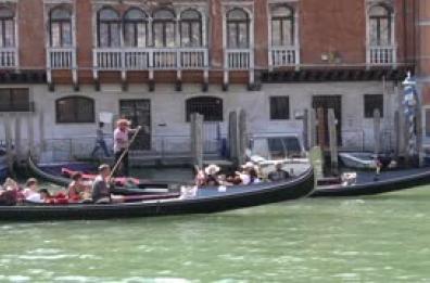 A Venezia turisti sui traghetti gondola per pochi euro, grazie al web