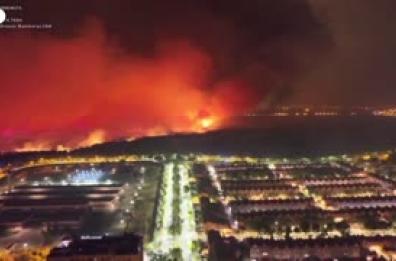Un incendio boschivo divampa a nord di Madrid, un morto