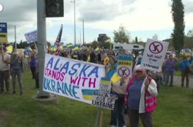 Abitanti dell'Alaska in protesta contro la visita di Putin negli Stati Uniti