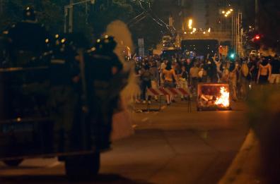 Serbia, nuovi scontri e violenze a Belgrado