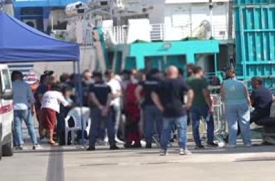 Attraccata nel porto di Napoli l'Humanity 1 con 134 migranti