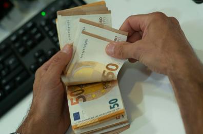 Euro in calo a 1,1625 dollari e a 171,32 yen
