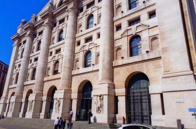 Borse caute aspettando Jackson Hole, Milano -0,3%