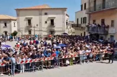 Pippo Baudo, Militello: piazza gremita in attesa del funerale
