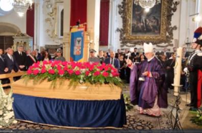 Pippo Baudo, l'ultimo abbraccio della sua Militello