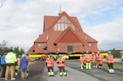 Svezia, secondo giorno del lento trasloco della  Kiruna Kyrka attraverso la citta' artica