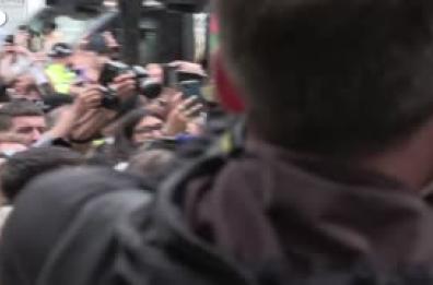 Londra, il rapper Liam O'Hanna dei Kneecap accolto dalla folla all'arrivo in tribunale