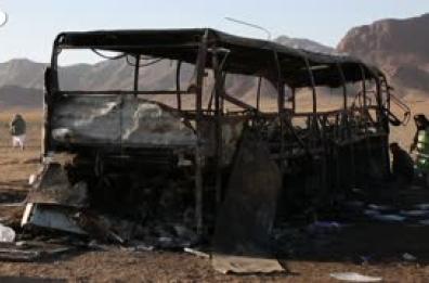Afghanistan, bus a fuoco dopo un incidente: almeno 78 i morti