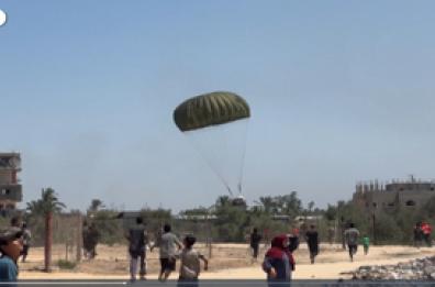 Gaza, aiuti umanitari planano sul campo di al-Zawaida