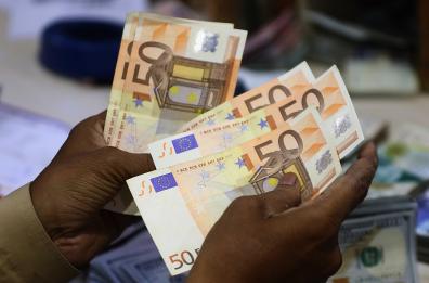 Euro in calo in avvio a 1,1714 dollari
