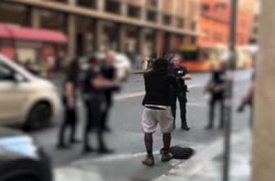 Si avventa contro i vigili, 10 agenti per fermarlo
