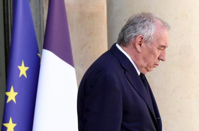 Francia: governo in bilico, Bayrou vede i leader da lunedì