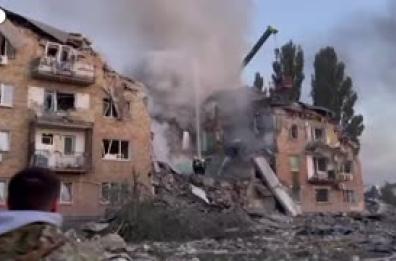 Attacco russo su Kiev, almeno 8 morti, soccorritori scavavano tra le macerie