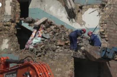 Kiev, i soccorritori cercano sopravvissuti e vittime degli attacchi russi