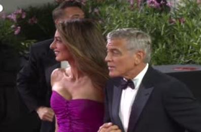 Venezia, George Clooney a sorpresa sul red carpet di Jay Kelly