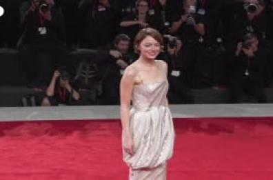 Il cast di "Bugonia" brilla sul red carpet della Mostra del Cinema di Venezia