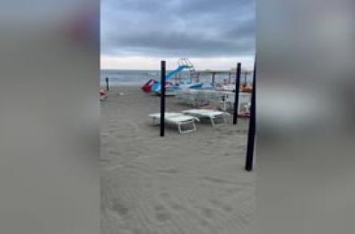 Tromba d'aria in Versilia, diversi stabilimenti danneggiati a Pietra Santa
