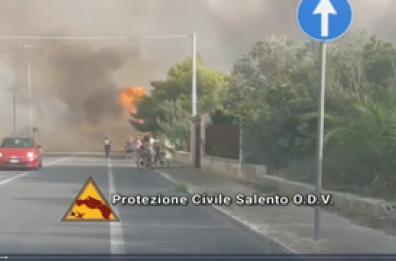 Incendio vicino a case vacanze, decine di evacuati nel Salento