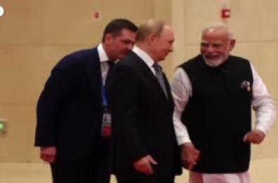 Cina, vertice Sco 2025: Putin e Modi camminano tenendosi per mano