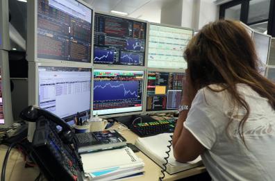 Borsa: Milano chiude in calo con Leonardo e le banche