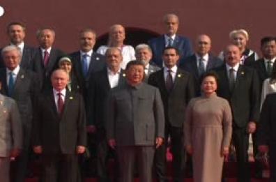 Xi, con un abito in stile Mao, con Putin e Jong Un alla grande parata militare