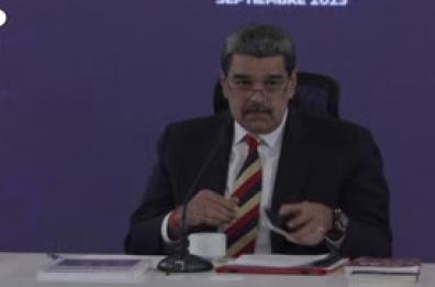 Maduro mostra un telefono non intercettabile: un regalo del presidente cinese Xi Jinping