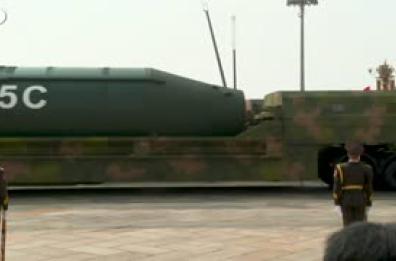 Pechino mostra droni, missili e armi laser in una maxi parata militare