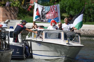 Fermata al Lido la lancia con Foglietta e Laika per Flotilla