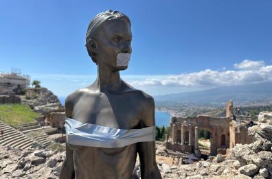 Nastro adesivo sulla David, la provocazione anti-Meta di Jago