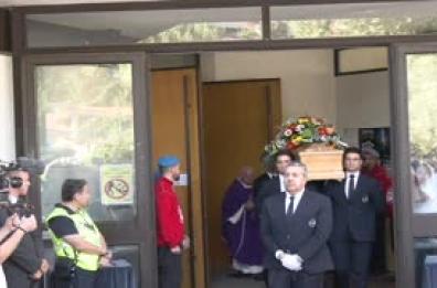 Funerali Emilio Fede, l'uscita del feretro dalla chiesa di Segrate