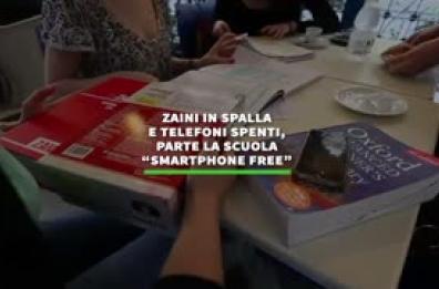 Zaini in spalla e telefoni spenti, parte la scuola "smartphone free"