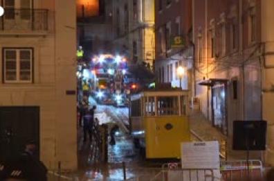 Funicolare deragliata a Lisbona, operai al lavoro per rimuovere i rottami