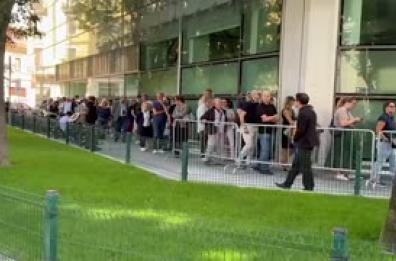 Secondo giorno di camera ardente di Armani, lunga fila dalle 7