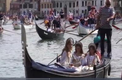 Regata storica a Venezia, sfilata di gondole sul Canal Grande
