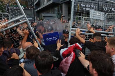 Manifestazione a Istanbul, polizia aziona cannoni e lacrimogeni