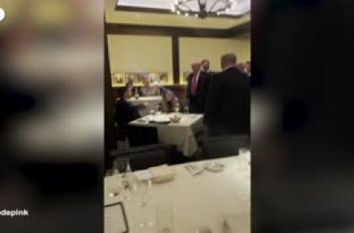 Trump a cena fuori, cori "Sei l'Hitler dei nostri tempi"