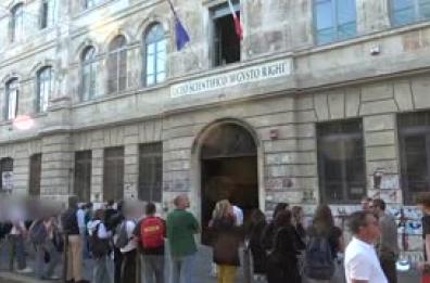 Primo giorno di scuola al Righi di Roma. I genitori approvano lo stop al cellulare
