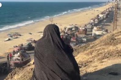 Continua la fuga da Gaza City, in migliaia in marcia verso sud