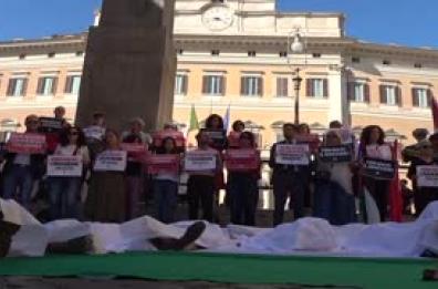 Sciopero per Gaza, la Cgil a Montecitorio con il lutto e barche di carta: "Basta genocidio"