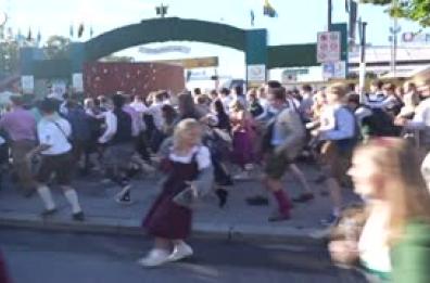 Monaco di Baviera, prende il via l'Oktoberfest: le corse e le file per accedere