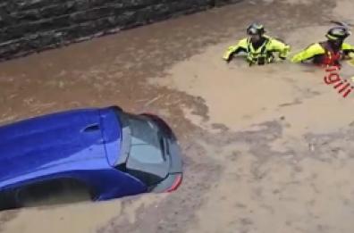Il maltempo provoca una frana nel Comasco, coinvolta un'auto