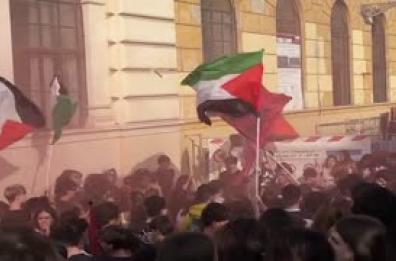 Blocchiamo tutto, la protesta a Roma degli studenti del Cavour