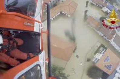 Maltempo in Brianza, bimba di 10 mesi salvata in elicottero grazie a una culla speciale