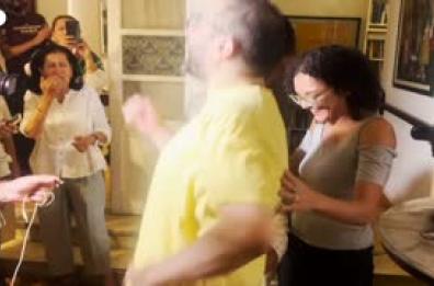 In Egitto liberato l'attivista Alaa Abdel Fattah, l'abbraccio della famiglia