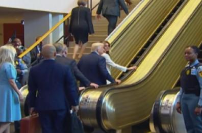 Trump arriva all'Onu, ma la scala mobile si blocca e prosegue a piedi
