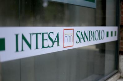 Fitch alza il rating di Intesa Sanpaolo ad A-