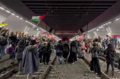 Torino, corteo pro-Palestina blocca i binari di Porta Susa