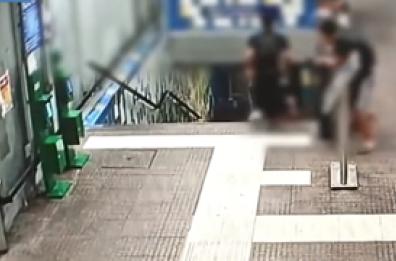 Milano, calci e pugni per una collana d'oro: due arresti