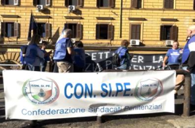 Carceri, la protesta della polizia penitenziaria: "Ogni giorno una mattanza"