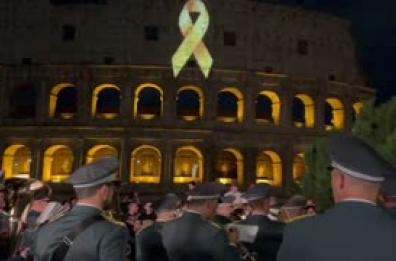 Un nastro dorato illumina il Colosseo per i bimbi malati di cancro